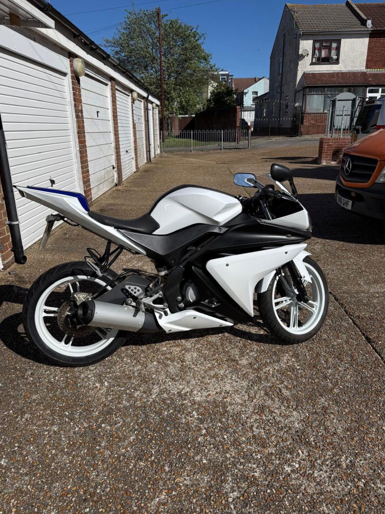 Mobile-Motorcycle-Tyre-Fitting3